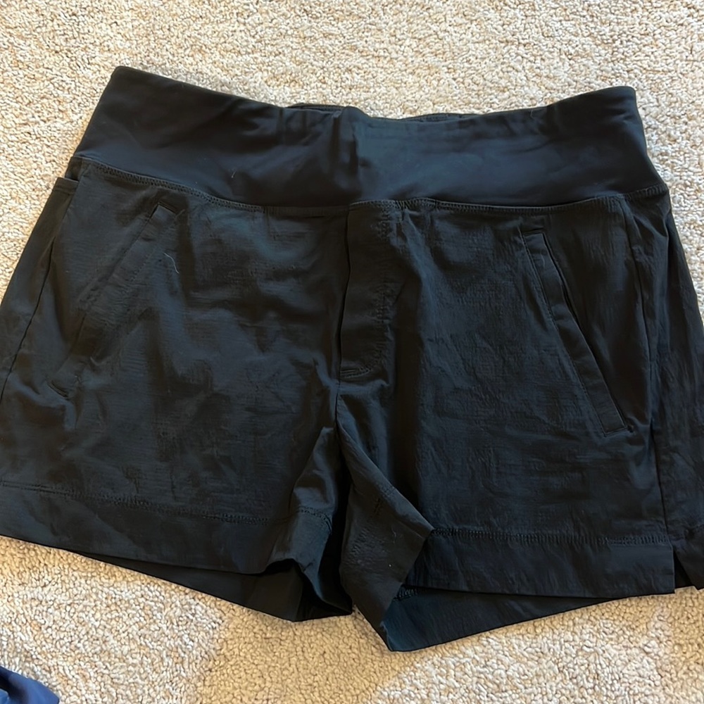 Like new Athleta Trekkie north short. Size 12. Black.